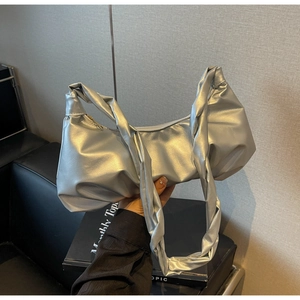 Détail du sac nuage argenté métallisé avec poignée torsadée et texture miroir plissée