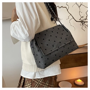 Détail du sac cabas gris foncé à pois avec broderie nœud et bandoulière en chaîne