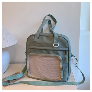Dettaglio borsa tote verde salvia con tasca in rete e design versatile a tracolla