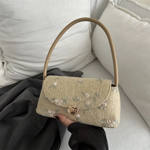 Straw shoulder bag with floral embroidery and gold clasp for summer fashion