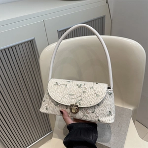 Fashionable straw shoulder bag with floral lace embroidery and gold metal clasp closure