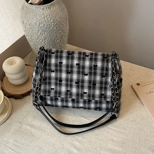 Sac cabas à carreaux noir et blanc avec broderies nœuds et bandoulière en chaîne métal