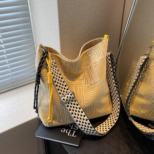 Women Large Capacity Plaid Tote Bag Casual Nylon Crossbody Shoulder Bag With Wide Strap For Commute School Everyday Bag