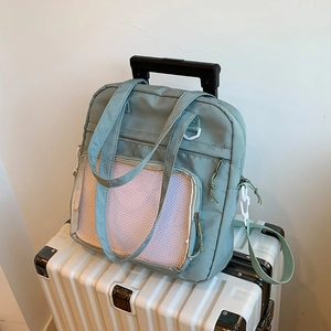 Borsa tote in nylon verde salvia con fascia per valigia e tasca a rete frontale