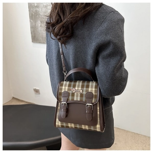 Détail du sac bandoulière à carreaux avec broderie teckel et bandoulière réglable