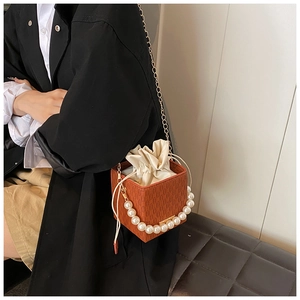 Braune Beuteltasche mit großem Perlengriff, Goldkette und Kordelzug-Innendetail