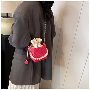 Detail der rosa Bucket Bag mit Schachbrettmuster, Perlengriff und goldener Kette