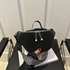 Sac banane noir clouté avec large bandoulière à motifs et charms perles sur socle gris