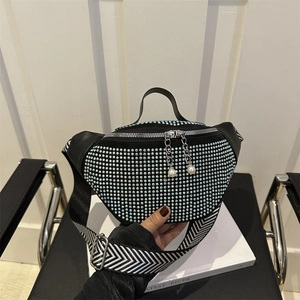 Sac bandoulière en strass bleus avec fermeture perle et large sangle à rayures