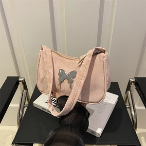 Sac sous le bras plissé rose pour femme avec papillon en métal argenté et bandoulière