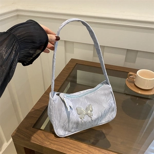 Sac sous le bras plissé bleu clair avec papillon argenté et fine bandoulière