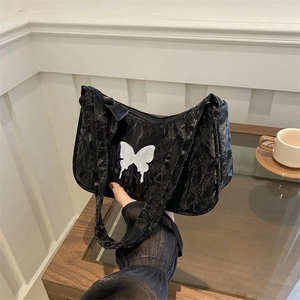 Sac sous le bras plissé noir chic avec décoration papillon pour mode féminine élégante