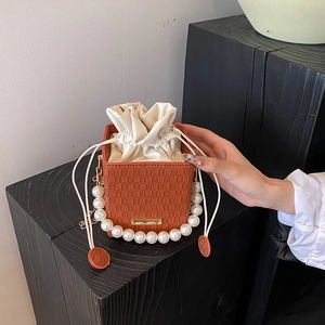 Braune karierte Eimertasche mit großem Perlengriff und Futter aus Seide