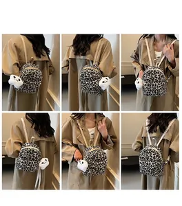 Viste dettagliate del mini zaino con stampa leopardata e ciondolo panda in peluche