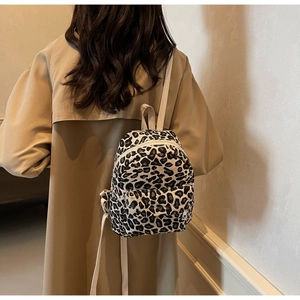 Dettaglio dello zaino mini con stampa leopardata, tessuto in tela e spalline bianche