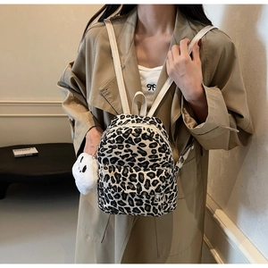 Dettaglio dello zaino mini con stampa leopardata, spalline bianche e ciondolo fantasma