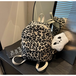 Mini zaino leopardato con spalline bianche e un simpatico portachiavi a forma di panda