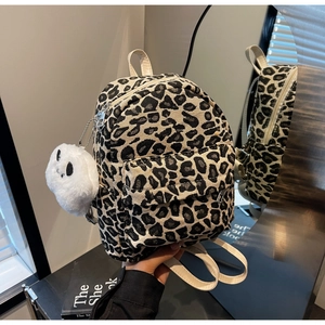 Dettaglio mini zaino leopardato con ciondolo a forma di panda e cerniere in metallo argento