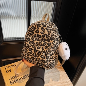 Mini zaino leopardato con ciondolo di peluche e spallacci intrecciati in stile moderno