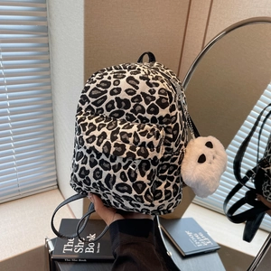Mini zaino leopardato con ciondolo a mostro in peluche e spalline sottili nere