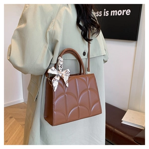 Sac bandoulière marron matelassé avec foulard en soie décoratif sur la poignée