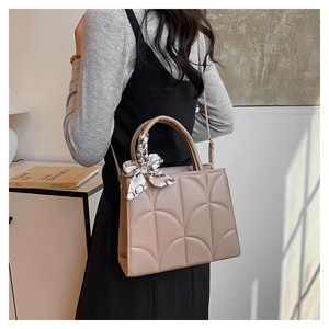 Détail du sac cabas matelassé marron clair avec poignée en foulard et bandoulière
