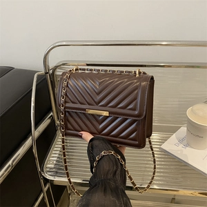 Dunkelbraune Stepptasche mit V-Muster, goldener Kette und edlem Schulterriemen aus Leder