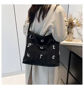 Détails de texture du sac cabas en velours noir avec broderie blanche Culture Future