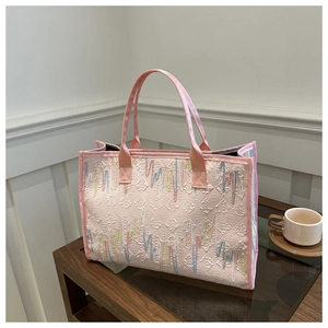 Détail du cabas rose matelassé avec broderies ondulées colorées et texture