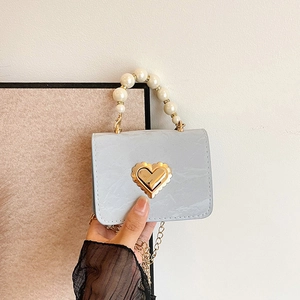 Mini crossbody bag with marble texture, pearl handle and golden heart lock