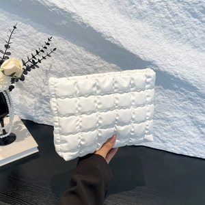 Elegante pochette trapuntata bianca con morbida trama a quadri per moda donna