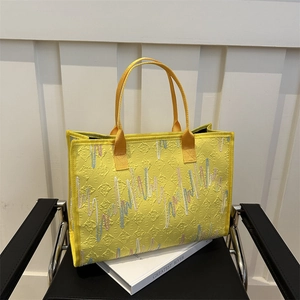 Grand sac cabas jaune avec broderies ondulées colorées et texture en losange