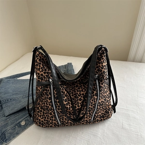 Borsa tote grande con stampa leopardata, tracolle nere e dettagli con zip da donna