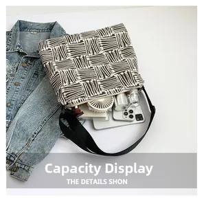 Détail montrant la grande capacité du sac cabas en toile à carreaux avec objets du quotidien