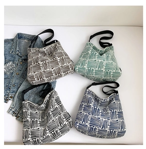 Sacs cabas en toile en quatre couleurs avec motifs géométriques et larges bandoulières
