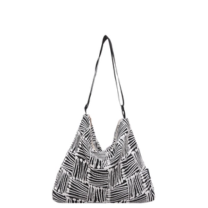 Grand sac cabas en toile à motif géométrique noir et blanc avec fines anses en cuir