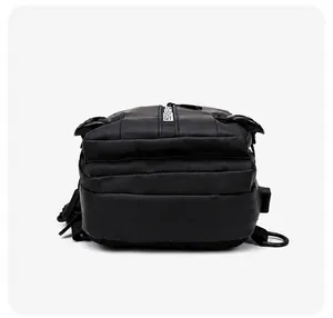 Vue détaillée du fond du sac bandoulière noir imperméable avec sangle et boucle sport
