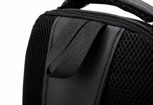 Détail du tissu en maille respirante et de la poignée en nylon sur le sac de poitrine noir