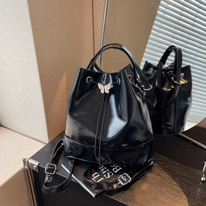 Sac Seau en Cuir Verni Brillant pour Femmes Sac à Dos à Boucle Papillon Petit Sac Bandoulière pour Navettage Quotidien