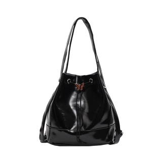 Sac seau en cuir verni noir brillant avec ornement papillon doré et fermeture à cordon