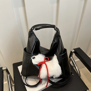 Elegante borsa hobo in pelle nera con ciondolo a forma di cucciolo di peluche bianco