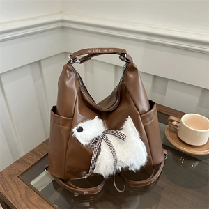 Borsa marrone in pelle PU con toppa di cucciolo di peluche e tracolla regolabile
