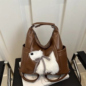 Zaino marrone in ecopelle con decorazione a forma di cucciolo di peluche e manici