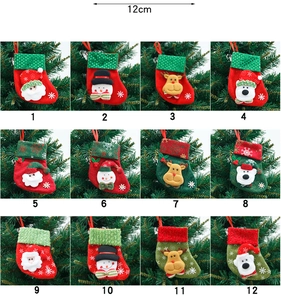 Dettaglio di 12 mini calze natalizie con Babbo Natale e renna, dimensioni di 12 cm