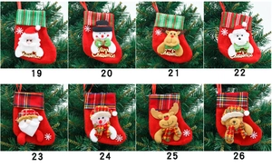 Dettaglio di 8 mini calze di Natale con disegni di Babbo Natale, Renna e Pupazzo di neve