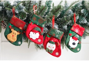 Dettaglio di quattro calze natalizie con Babbo Natale, renna, pupazzo di neve e orso