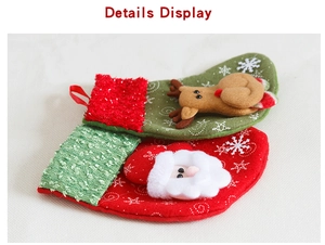 Dettagli delle calze natalizie festive con applicazioni 3D di Babbo Natale e renne