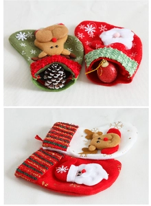 Dettaglio di piccole calze natalizie in feltro con Babbo Natale e renne decorative