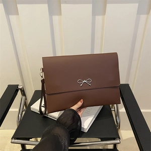 Schicke braune matte Leder-Umschlagtasche mit silberner Schleifenschnalle und Handschlaufe