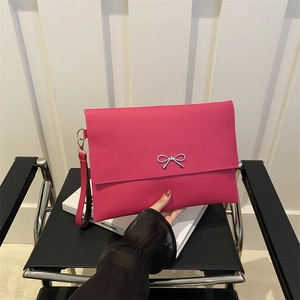 Rosa Umschlag-Handtasche mit silberner Schleife und Handgelenkschlaufe für Damen